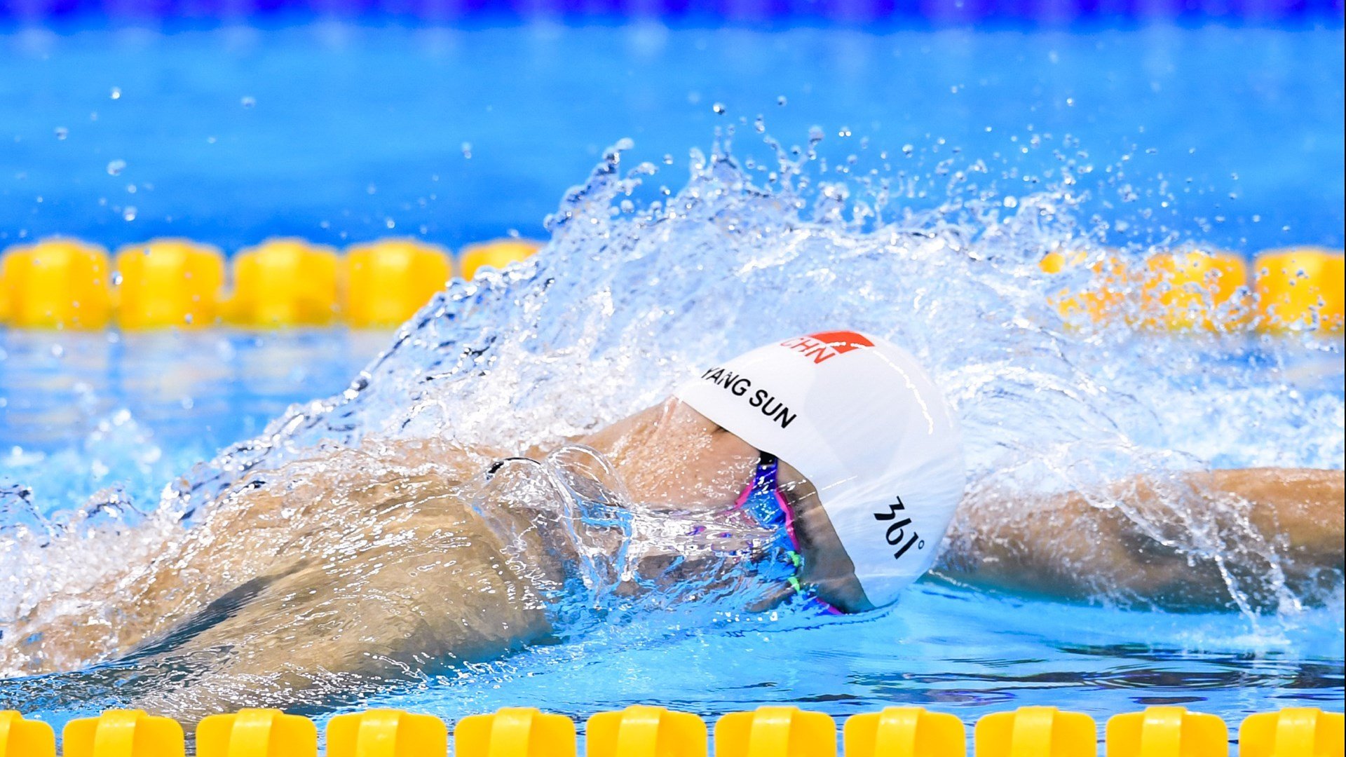 湖人锋线球员接受专项技术指导提升防守效率，湖人官宣签下2米11中锋