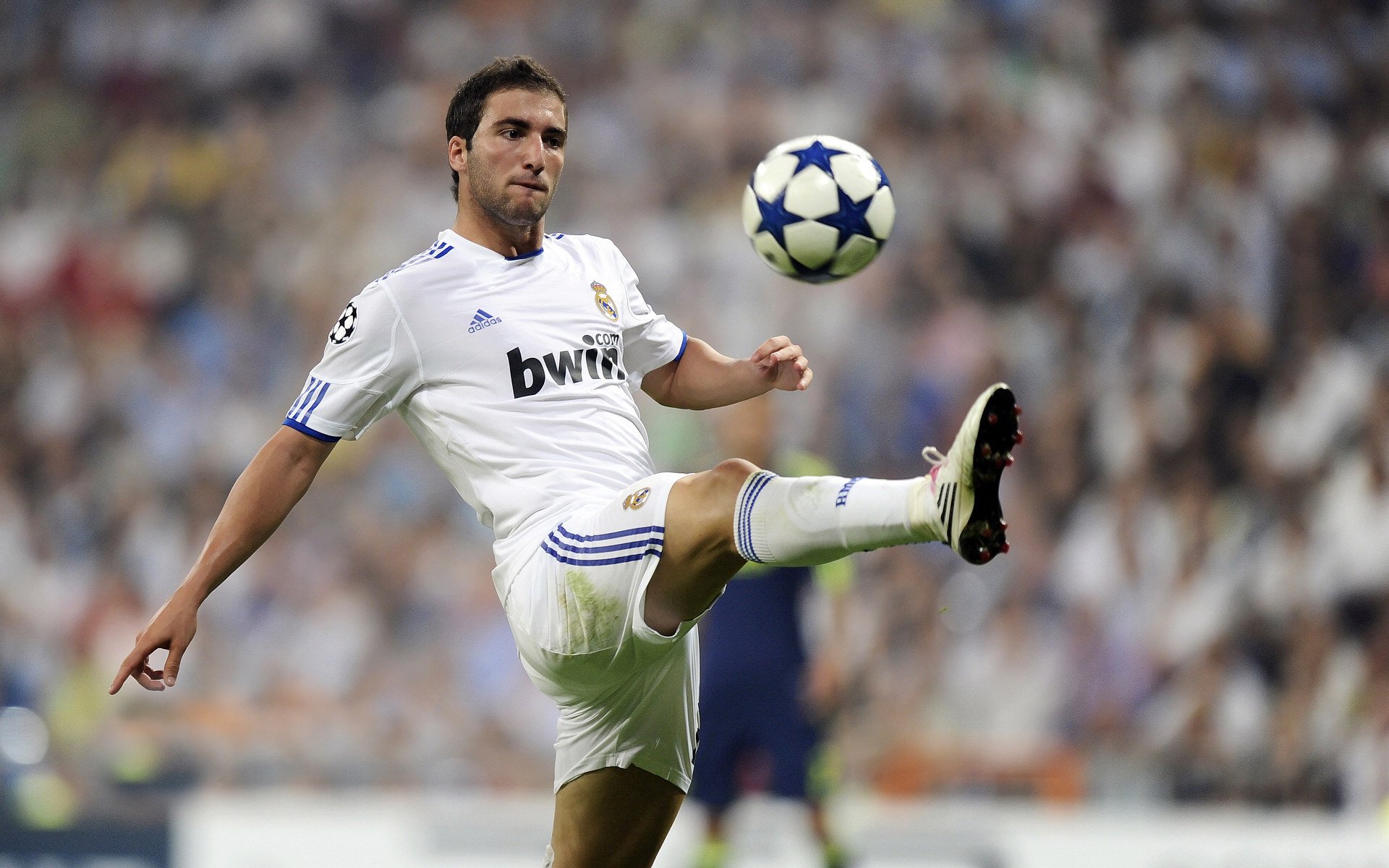 开云·Kaiyun网页版-西甲天王闪耀：进球瞬间的艺术表现，西甲精彩进球